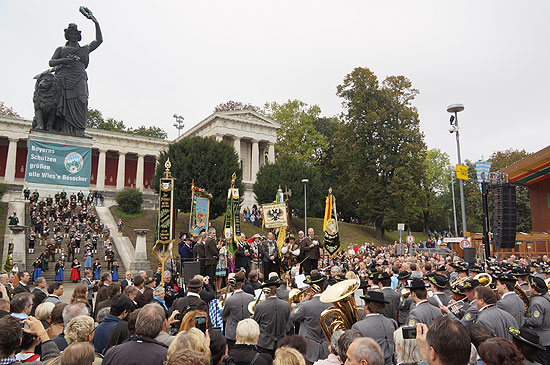 Schützenkönig mit Fahnen (©Foto. Martin Schmitz)